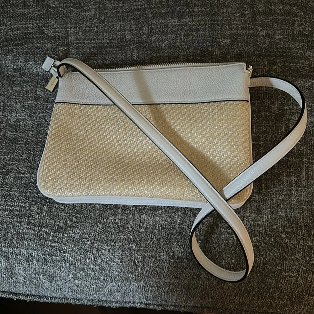 Kate Spade Cream and White Crossbody Bag with Elegant Design - Picture 2 of 3